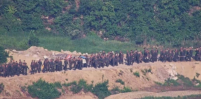 2024년 비무장지대(DMZ) 전선지역에서 지뢰매설 등 작업에 투입된 북한군 병력들이 대규모로 이동하는 모습. 기사 이해를 돕기 위한 자료사진. 매일신문 DB