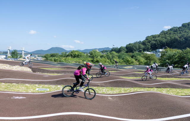 칠곡군 자전거파크에서 BMX 선수들이 굴곡진 펌프트랙을 달리고 있다. 칠곡군 제공