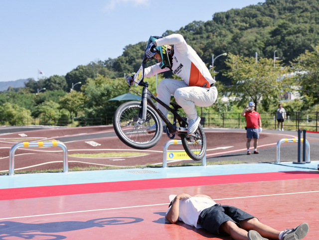 칠곡군 자전거파크 개장을 기념해 열린 BMX 시범공연에서 한 선수가 장애물을 뛰어넘는 고난도 기술을 선보이고 있다. 칠곡군 제공