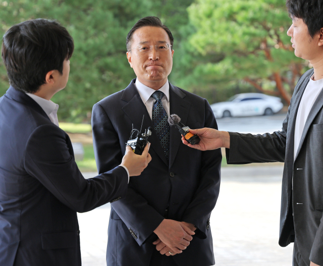 공석인 검찰총장 직무대행을 맡게 된 이정현 신임 대검찰청 차장이 23일 서울 서초구 대검찰청에 출근하며 취재진 질문을 듣고 있다. 연합뉴스