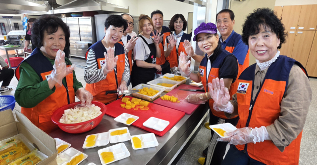 경북아미회는 22일 안동시 용상동 행정복지센터에서 지역 어르신 600여 명에게 자장면 무료 나눔 봉사를 실천했다. 엄재진 기자