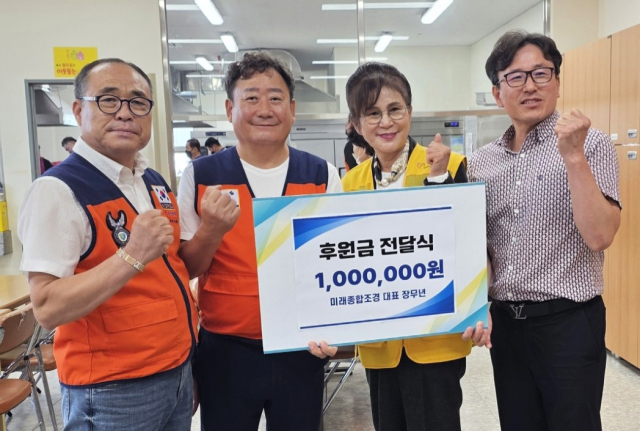 경북아미회는 22일 안동시 용상동 행정복지센터에서 지역 어르신 600여 명에게 자장면 무료 나눔 봉사를 실천했다. 이날 장무년(사진 왼쪽 두번째) 회원은 100만원을 후원했다. 안동시 제공