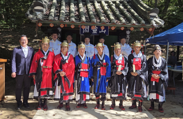 이상근 영주시의회 의장(왼쪽 두번째)이 초헌관을 맡아 첫잔을 올렸다. 영주시의회 제공