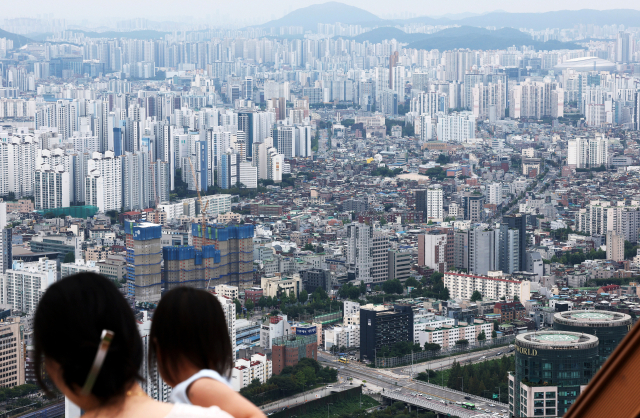 30일 서울 영등포구 여의도 63빌딩 전망대에서 바라본 시내 곳곳에 자리 잡은 아파트 전경. 연합뉴스