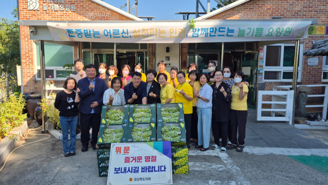 윤종호 도의원은 22일 의회사무처 직원들과 함께 구미시 산동읍 늘기쁨실버하우스를 찾아 어르신들의 안부를 살피고 시설 종사자들의 애로사항을 청취했다. 경북도의회 제공