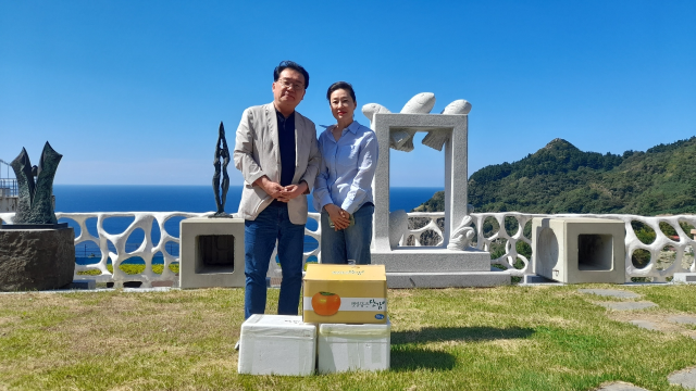정윤태 도의원이 21일 울릉군 송담실버타운과 송담양로원을 방문해 위문품을 전달하고 입소자들의 생활 불편과 시설 운영에 관한 의견을 들었다. 경북도의회 제공