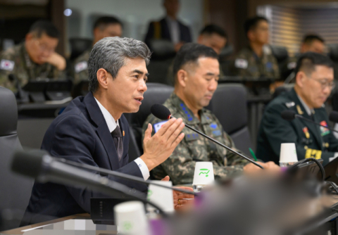 강신철, 'DMZ 지뢰' 부상 장병 위문…