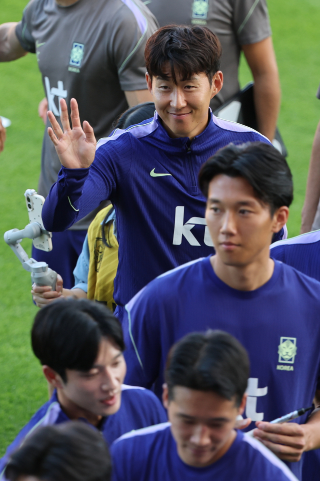 로베르토 모레노 축구대표팀 임시 감독이 21일 천안 코리아풋볼파크 실내 훈련장에서 선수들이 몸을 푸는 모습을 지켜보고 있다. 연합뉴스
