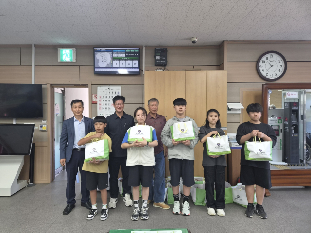 경북 의성군 점곡초교 학생들이 직접 키우고 수확한 고구마를 점곡면사무소에 기탁하고, 기념 사진을 촬영하고 있다. 의성군 제공