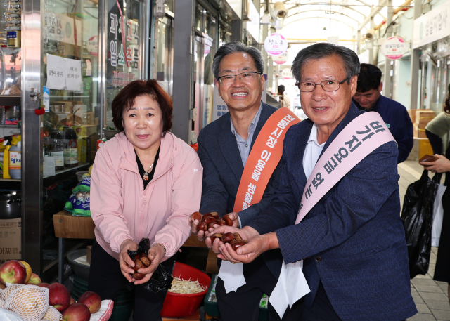 오도창 경북 영양군수(가운데)가 지난 22일 추석 명절을 앞두고 영양전통시장을 찾아 제수용품 등을 구입하며 전통시장 장보기 행사에 참여하고 있다. 영양군 제공