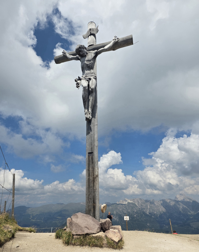 해발 2,519m 능선 위의 세체다 십자가. 하태길 교수
