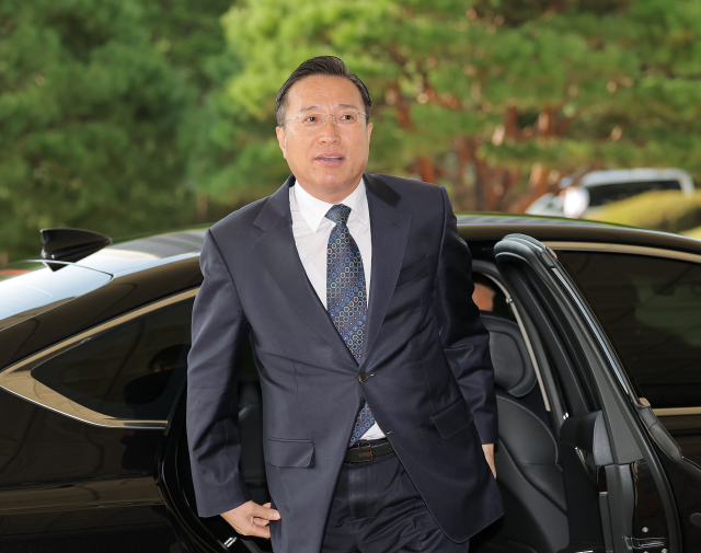 공석인 검찰총장 직무대행을 맡게 된 이정현 신임 대검찰청 차장이 23일 서울 서초구 대검찰청에 출근하고 있다. 연합뉴스