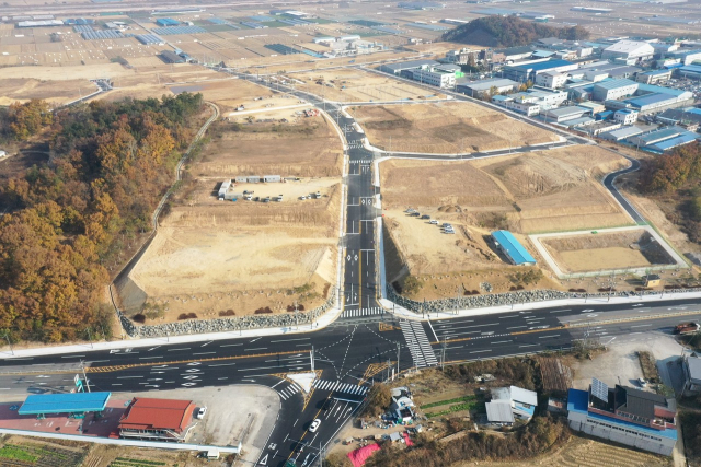 도로와 필지 사이의 급격한 단차와 메마른 빈터가 고스란히 드러난 구미 고아제2농공단지 모습. 1980년대식 낡은 규제와 소필지 구획으로 외면받자, 구미시는 단지 명칭 변경과 일반산단 전환, 업종 확대 등을 추진하며 활로 모색에 나섰다. 구미시 제공