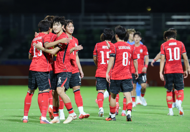 한국 남자 축구대표팀 선수들이 22일 일본 나고야 미즈호 공원 럭비경기장에서 열린 대회 조별리그 2차전 사우디아라비아와의 경기를 승리로 이끈 뒤 기뻐하고 있다. 연합뉴스