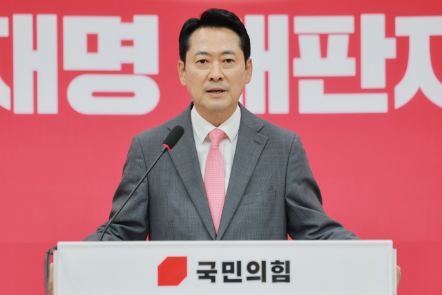 국민의힘 장동혁 대표가 23일 국회에서 여권의 재제청 요구를 거부한 조희대 대법원장에 대한 공세, 비무장지대(DMZ) 내 지뢰 추정 폭발 사고 등 현안과 관련해 입장을 밝히고 있다. 연합뉴스