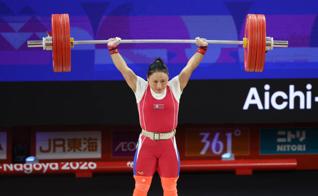 23일 일본 나고야 중소기업진흥회관에서 열린 2026 아이치·나고야 아시안게임 역도 여자 49㎏ 결승에서 북한 리성금이 용상 2차 시기에서 121kg을 들어 올리고 있다. 리성금은 인상 2차 시기 94kg, 용상 2차 시기 121kg를 성공하며 총합 215kg으로 금메달을 획득했다. 연합뉴스