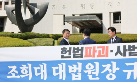 與 '조희대 때리기' 안간힘…