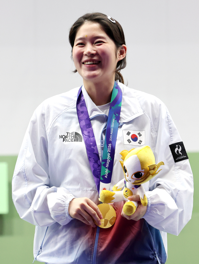 한국의 추가은이 23일 2026 아이치·나고야 아시안게임 사격 여자 10m 공기권총 결선에서 우승, 금메달을 목에 건 채 환하게 웃고 있다. 연합뉴스