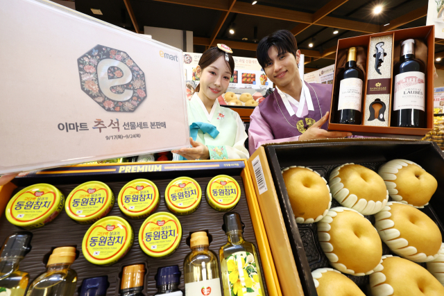 15일 서울 이마트 용산점에서 모델들이 
