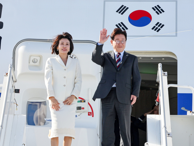 미국 방문 일정을 마치고 멕시코를 국빈 방문하는 이재명 대통령과 김혜경 여사가 23일(현지시간) 뉴욕 JFK공항 공군 1호기에서 환송객을 향해 인사하고 있다. 연합뉴스