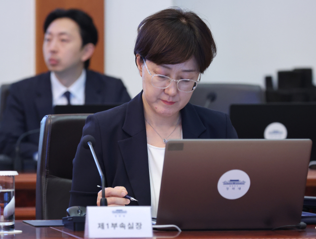 김현지 제1부속실장이 21일 청와대에서 열린 수석보좌관회의에서 이재명 대통령 발언을 듣고 있다. 연합뉴스