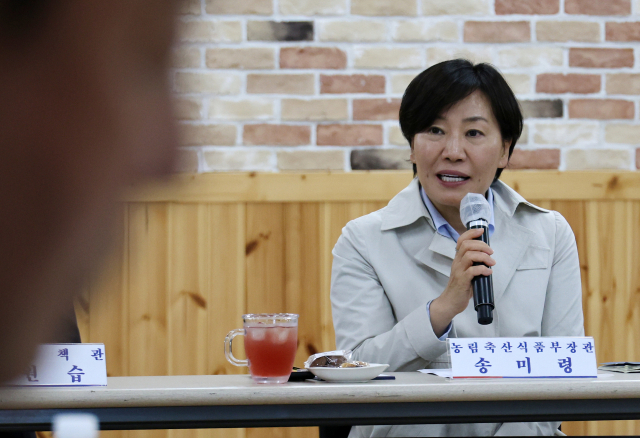 송미령 농림축산식품부 장관이 22일 오후 충남 홍성 문당환경 정보화 마을을 찾아 농지전수조사와 관련한 현장 농업인 간담회를 하고 있다. 연합뉴스