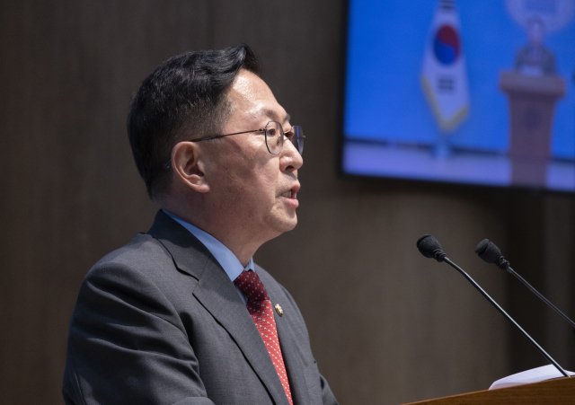 국회 국방위원회 위원인 국민의힘 유용원 의원이 21일 국회 소통관에서 이날 최전방인 육군 25사단 비무장지대(DMZ) 작전 중에 발생한 지뢰 폭발 사고와 관련해 정부와 군 당국의 신속하고 투명한 진실 공개를 촉구하는 기자회견을 하고 있다. 유 의원은 회견에서 