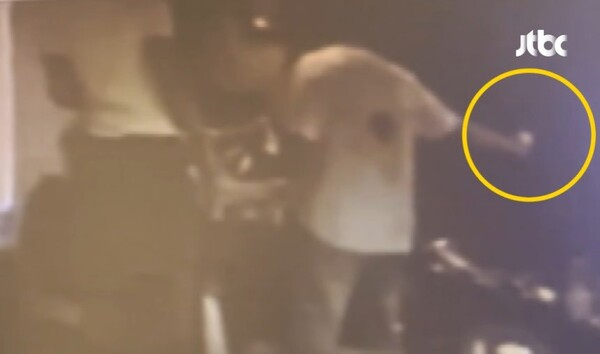 특수폭행 혐의로 피소된 빅뱅 출신 승리의 사건 당시 상황이 담긴 CCTV 영상이 공개됐다. JTBC 