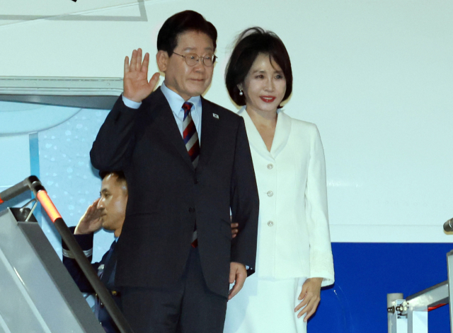 멕시코를 국빈방문한 이재명 대통령과 김혜경 여사가 23일(현지시간) 멕시코시티 펠리페 앙헬레스 국제공항에 도착한 공군 1호기에서 환영객에게 인사하고 있다. 연합뉴스