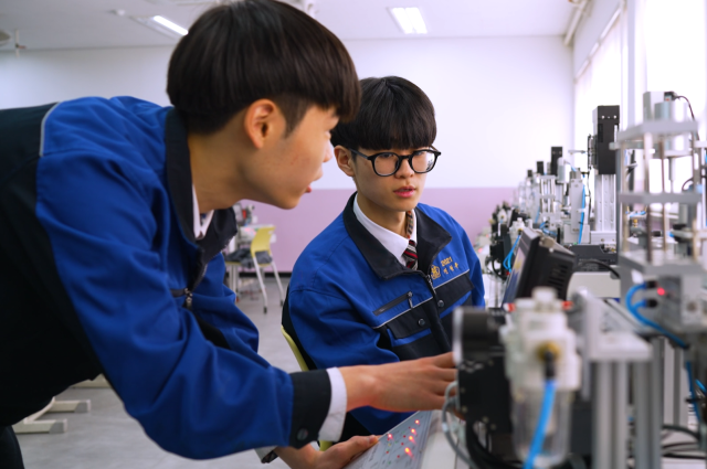 경북기계공업고등학교 학생이 교내 첨단 실습 환경에서 자동화설비 실습에 참가하고 있다. 경북기계공고 제공