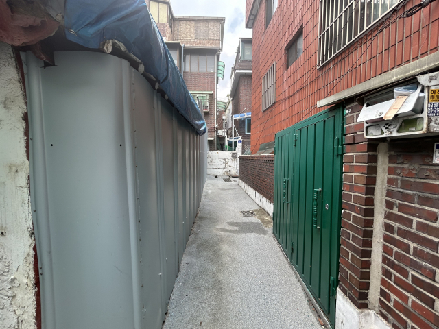 과거 화재로 전소된 서울 종로구 창신동 한 주택가. 길 너비는 약 2m에 불과해 소방차가 도저히 들어올 수 없는 곳이었다. 최훈민 기자