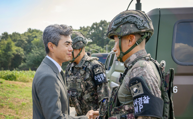 중령은 발목 잃어도 '부대원 안위'…국방부는 '추석맞이'