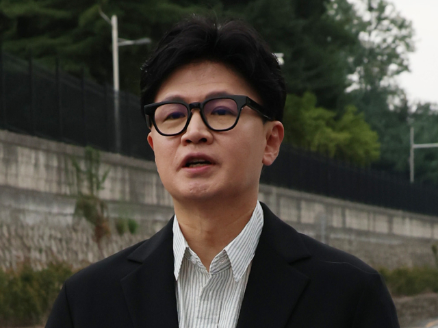 무소속 한동훈 의원이 24일 용산구 국방부 앞에서 비무장지대(DMZ) 내 지뢰 추정 폭발사고 관련 즉각 조사를 촉구하는 1인시위를 하고 있다. 연합뉴스