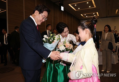이재명 대통령이 24일(현지시간) 멕시코시티 한 호텔에서 열린 동포 만찬간담회에서 인사말을 하고 있다. 연합뉴스