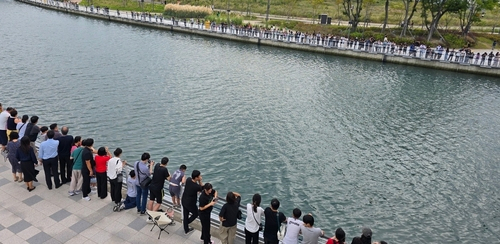 추석인 25일 부산 동구 북항 친수공원 수로변에서 시민들이 상어 