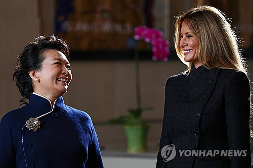 시진핑 중국 국가주석의 국빈 방미에 동행한 펑리위안 여사와 멜라니아 트럼프 여사가 워싱턴 스미소니언 국립아시아예술박물관을 함께 방문하고 있다. 연합뉴스