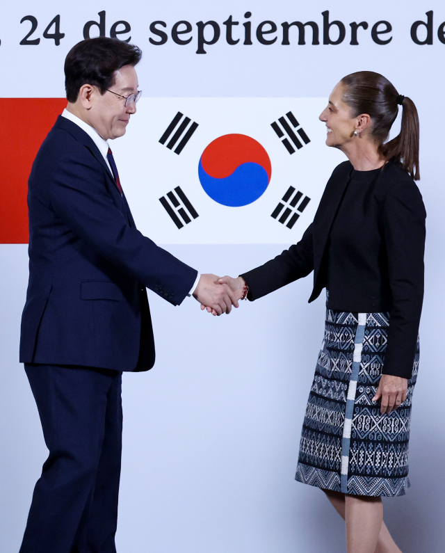 이재명 대통령과 클라우디아 셰인바움 멕시코 대통령이 24일(현지시간) 멕시코시티 대통령궁에서 공동언론발표 후 악수하고 있다. 연합뉴스