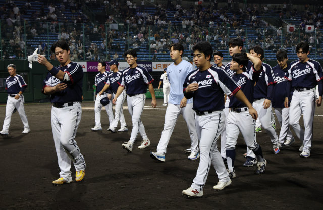 25일 일본 아이치현 도요하시 시민구장에서 열린 2026 아이치·나고야 아시안게임 야구 슈퍼라운드 한국과 일본의 경기에서 0-5로 패한 한국 선수들이 아쉬운 표정을 보이고 있다. 연합뉴스