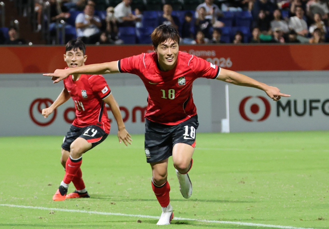 22일 일본 나고야 미즈호 공원 럭비경기장에서 열린 2026 아이치·나고야 아시안게임 남자 축구 조별리그 2차전 한국과 사우디아라비아의 경기. 한국 김명준이 골을 넣은 뒤 세리머니를 하고 있다. 연합뉴스