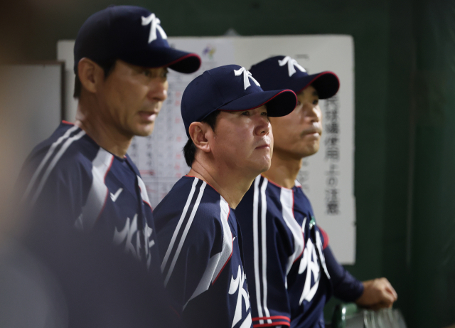 25일 일본 아이치현 도요하시 시민구장에서 열린 2026 아이치·나고야 아시안게임 야구 슈퍼라운드 한국과 일본의 경기. 9회초 0-5로 지고있는 상황에서 한국 류지현 감독이 어두운 표정을 보이고 있다. 연합뉴스