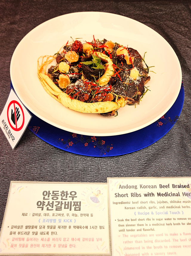 안동시우리음식연구회는 탈춤 기간 동안 지역특화식품 개발 음식 전시와 시음회를 마련하고 있다. 안동시 제공