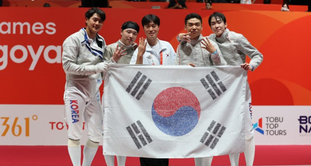 45-44 극적 승리…한국 남자 사브르  'AG 4연패'