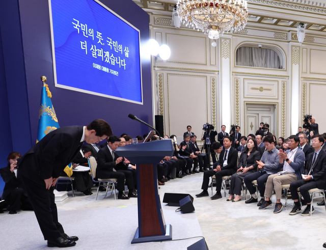 이재명 대통령이 18일 청와대 영빈관에서 기자회견을 마친 후 인사하고 있다. 연합뉴스