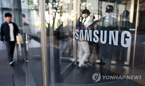 서울 서초구 삼성전자 서초사옥 앞으로 직원들이 출근하고 있다. 연합뉴스