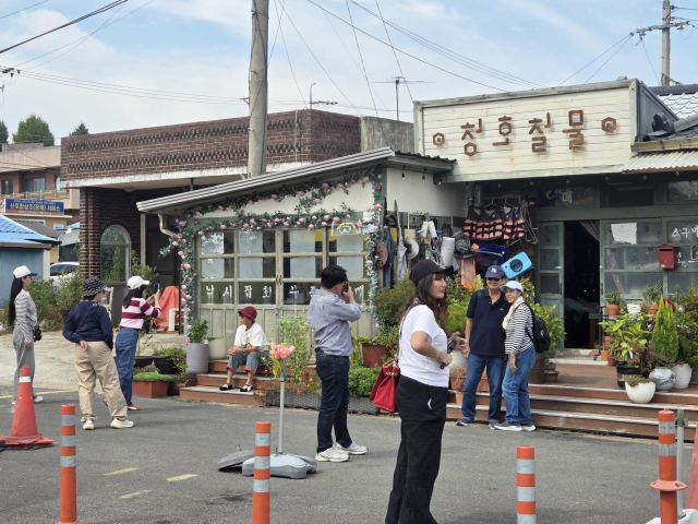 추석 연휴 동안 포항시 북구 청하면 청하공진시장 등 주요 관광지를 찾은 관광객들. 포항시 제공.