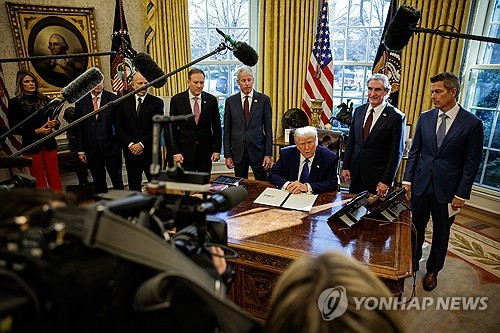 트럼프 대통령을 취재하는 방송사 마이크들이 행사장에 설치돼 있다. 연합뉴스