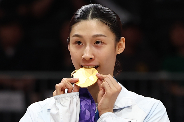 한국 여자 농구 대표팀의 이해란이 2026 아이치·나고야 아시안게임에서 획득한 금메달을 물어보고 있다. 연합뉴스