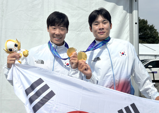 한국 카누 대표팀의 조광희와 김효빈(왼쪽부터)이 25일 일본 아이치현 미요시 레이크 카누 코스에서 열린 2026 아이치·나고야 아시안게임 카누 스프린트 남자 K2 500ｍ 결승에서 1분 31초 859의 기록으로 금메달을 따낸 뒤 메달을 들어보이고 있다. 연합뉴스
