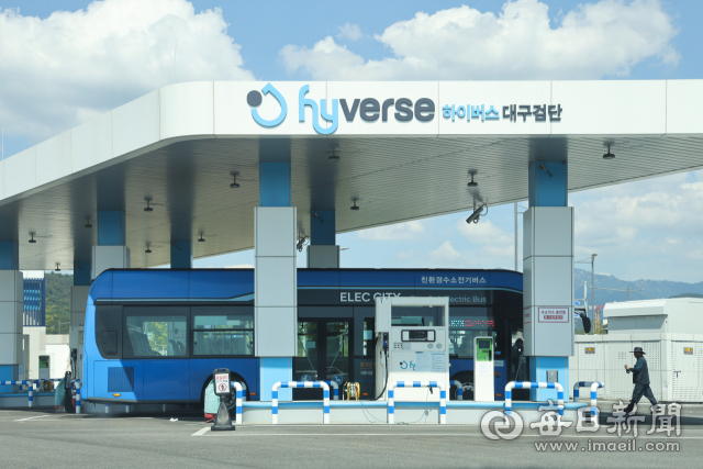 지난 20일 대구 북구 검단수소충전소에서 친환경 전기 수소 시내버스가 충전을 하고 있다. 대구 시내버스 1천652대 중 현재 운행 중인 수소버스는 87대로 5.2% 수준에 불과하다. 우태욱 기자 woo@imaeil.com