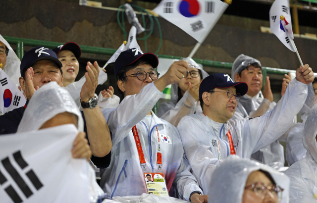최휘영 문화체육관광부 장관이 27일 일본 아이치현 도요하시 시민구장에서 열린 2026 아이치·나고야 아시안게임 야구 결승전 대한민국과 일본의 경기에서 허구연 KBO 총재, 이상현 선수단장과 함께 대한민국을 응원하고 있다. 연합뉴스